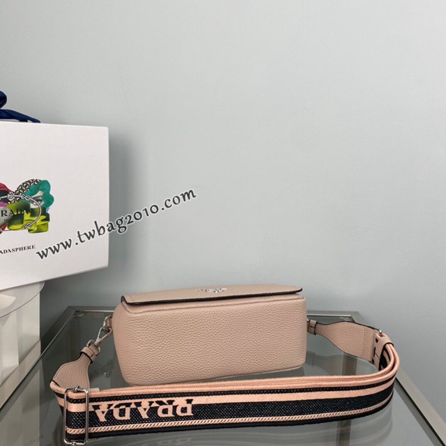 Prada專櫃新款鹿皮紋牛皮肩背女包 1BD314 普拉達雙肩帶全皮翻蓋小挎包 csp1681